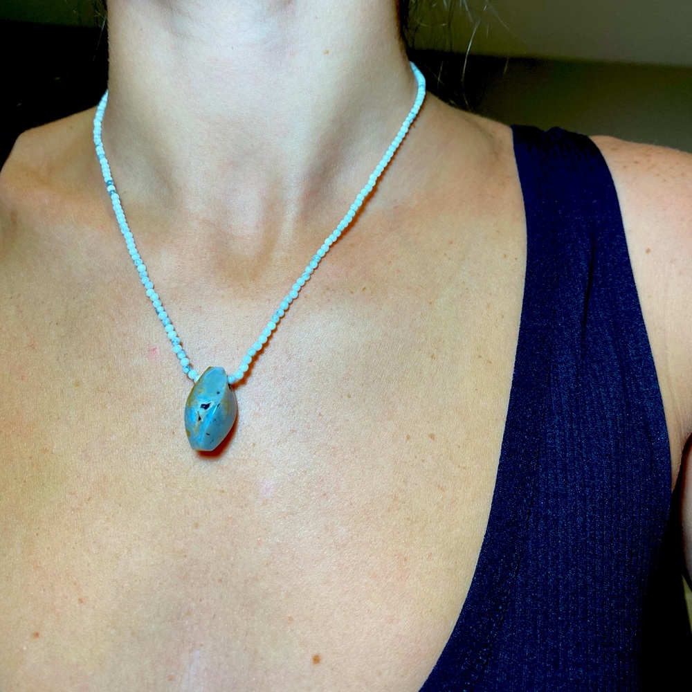Precious white necklace with stone